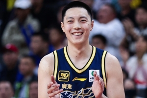 媒体人：连续6场比赛得分上双 胡明轩只是伤了 不是不行了