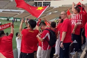 U23亚洲杯决赛场已聚满中国球迷，共同山呼加油声震彻场馆