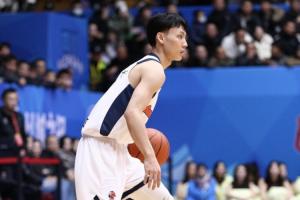 直播吧：徐杰拍片结果显示骨头没事 但伤及旧伤部位