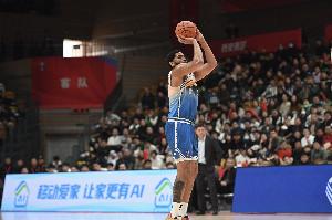 靠谱火力！半场纳托尔5中4拿11分3助 劳森6中3得10分6板