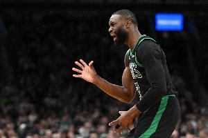 里外里4分！杰伦·史密斯补扣离谱扣飞 杰伦·布朗反击一条龙追平