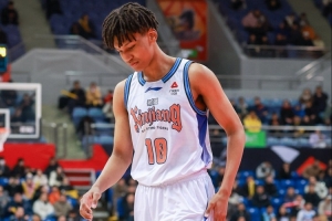 小伙子继续努力！冯傲首发出战17分钟 4中3拿6分5板&正负值+21！
