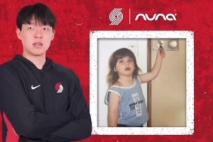 这长发小美女是谁？开拓者全队猜队友年幼照第2弹 杨瀚森又答对