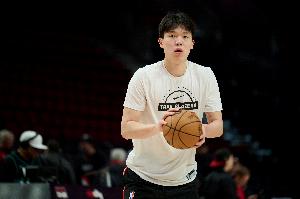 拓媒：杨瀚森不会成为球星 最好他能成合格的替补内线 向大洛看齐