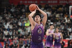 拼劲十足！邹雨宸半场15分钟 6中5砍13分6板&拼下4前场板