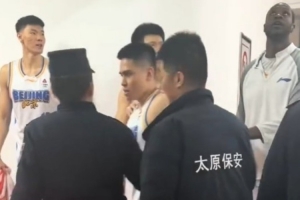 过分了！京媒：赛后退场时 看台上的山西球迷向北京球员吐口水