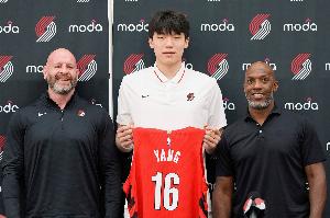外媒：杨瀚森晚1年参加选秀就由预测的次轮进首轮 这是完美操作