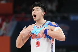 媒体人：吴冠希轻微肋骨骨裂 球队建议休养 但他本人出战意愿强烈