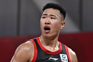 继续有全明星水准的发挥！贺希宁三分9中5砍17分7板8助 正负值+19