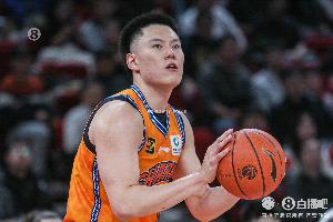 投不进就抢！李弘权14投仅3中拿到8分11板 其中9前场板