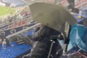 邮报：诺坎普球场在暴雨中受考验，记者的电子设备都被淋湿