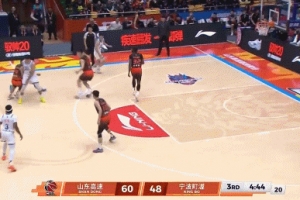 这球涨士气！鲁吐布拉空切试图单手暴扣 郭凯追防送上单臂大帽！