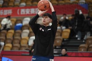 媒体人：新疆输球更多是进攻问题 外线出手少 关键时刻缺少持球点