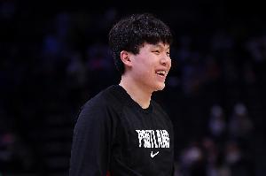 杨瀚森：萨尔身体变强壮了且在NBA站稳脚跟 我需要向他学习
