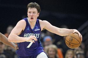 球权不多！克尼佩尔半场6中2拿到5分4助 正负值+11