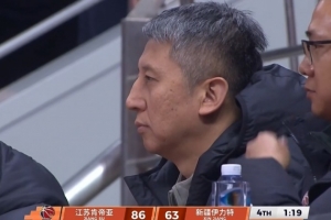你专程来看他？郭士强场边观战江苏-新疆 庞峥麟拿到29分后被换下