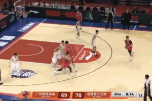 你高呀！郭艾伦连续上篮不中 徐昕补扣加勾手补篮带队继续追分