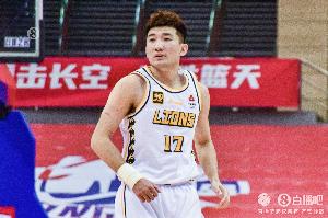 效率不高！孙铭徽11投仅3中拿到9分5助 三分3中1
