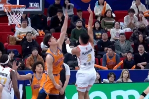 什么招都来了！贺希宁突破顶着王哲林防守 右手天勾命中！