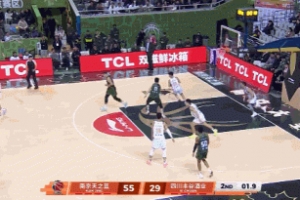 神来之笔！于枭永中线压哨扔进三分球 可惜超时不算