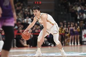 三分也很准！贾明儒半场三分3中3得10分 其中有一记3+1&正负值+39