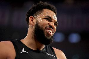 迈克·布朗谈唐斯连续篮板20+：这是巨星特质 总有方式影响比赛
