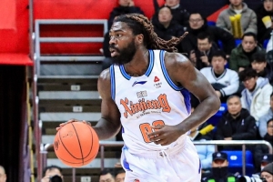 攻防压制！新疆半场53-18领先四川35分 四川首节仅6分