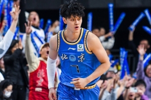 进攻端表现很不错！曾凡博7中6&三分4中3拿到15分6篮板
