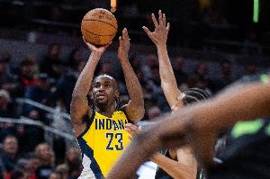 高效输出！内史密斯半场5投4中&三分3中2 拿下14分1板1助