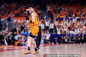 王哲林：我和张镇麟常开玩笑 中国篮球被网暴最狠的两个人当队友