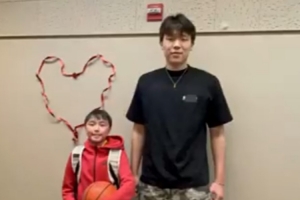 这啥待遇？当地小球迷直接去后台找杨瀚森要签名 两人合影留念
