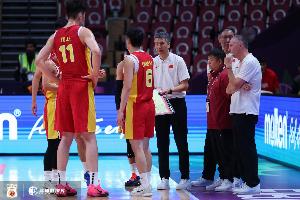 解说：这一期的中国男篮集训名单明显更加注重收集投射以及大体型
