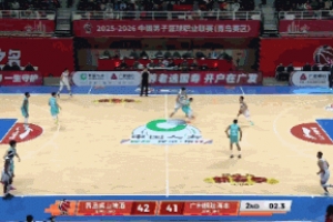 神来之笔！郭艾伦后场接球直接扔进超远压哨三分球