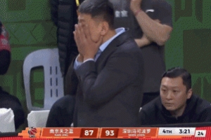 看不下去了！阿卜杜赛麦提也被吹一个走步 主教练王世龙不断揉脸