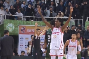 就是这么横！史密斯带球推进干拔三分打板命中 拖入第二个加时