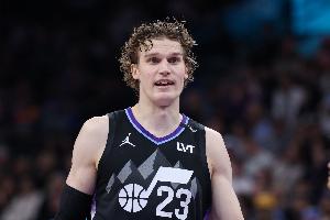 主攻手！马尔卡宁半场9中6拿到17分3板 三分5中3