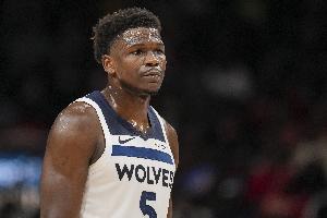 表现不佳！爱德华兹18投7中拿到23分出现5失误 三分8中1