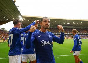 邮报：格拉利什在柴郡理发，与酒吧顾客合影还为在场的人买单