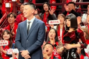 杨鸣分享辽宁春晚花絮！晚会造型干练帅气 和机器人同台互怼
