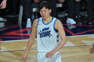 新秀赛队友：杨瀚森会说一点英语 以篮球术语为主 其他要借助翻译