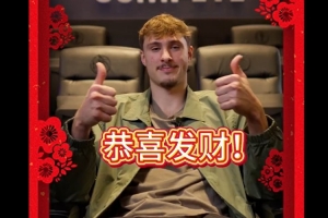 这里是“小旗”！弗拉格腼腆学粤语祝大家新年多多发财！