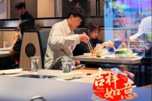 最萌身高差！网友在洛杉矶吃海底捞偶遇杨瀚森和女友