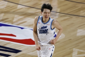 拓媒：杨瀚森&利拉德在全明星赛的表现证明他们都是可用之人