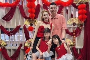 翟晓川社媒分享全家福：祝大家新年快乐❤️