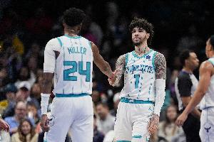打铁！米勒19中6得18分4助&三球17中4得18分6助 两人合计7失误