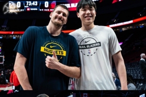 掘金官方晒约基奇和杨瀚森合影：我们期待已久的会面终于到来🤝