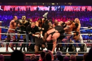 人从众𠈌！梅努更新社媒，嘲讽埃弗顿角球挤人战术像WWE