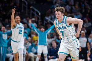 黄蜂以20+分差击败近三年卫冕冠军 NBA历史第四队&近60年来首队