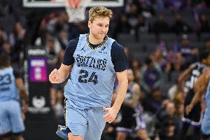 难度够高！斯潘塞迎着克雷伊奇扑防打进首节压哨跳投