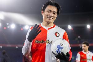 范佩西力挺上田绮世：前锋进球荒正常，曼联夺冠我也曾10场没进球
